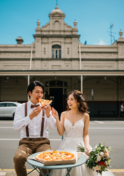 「ヨーロッパ調の歴史ある街並みの中を歩く、新郎新婦のナチュラルな姿。」
